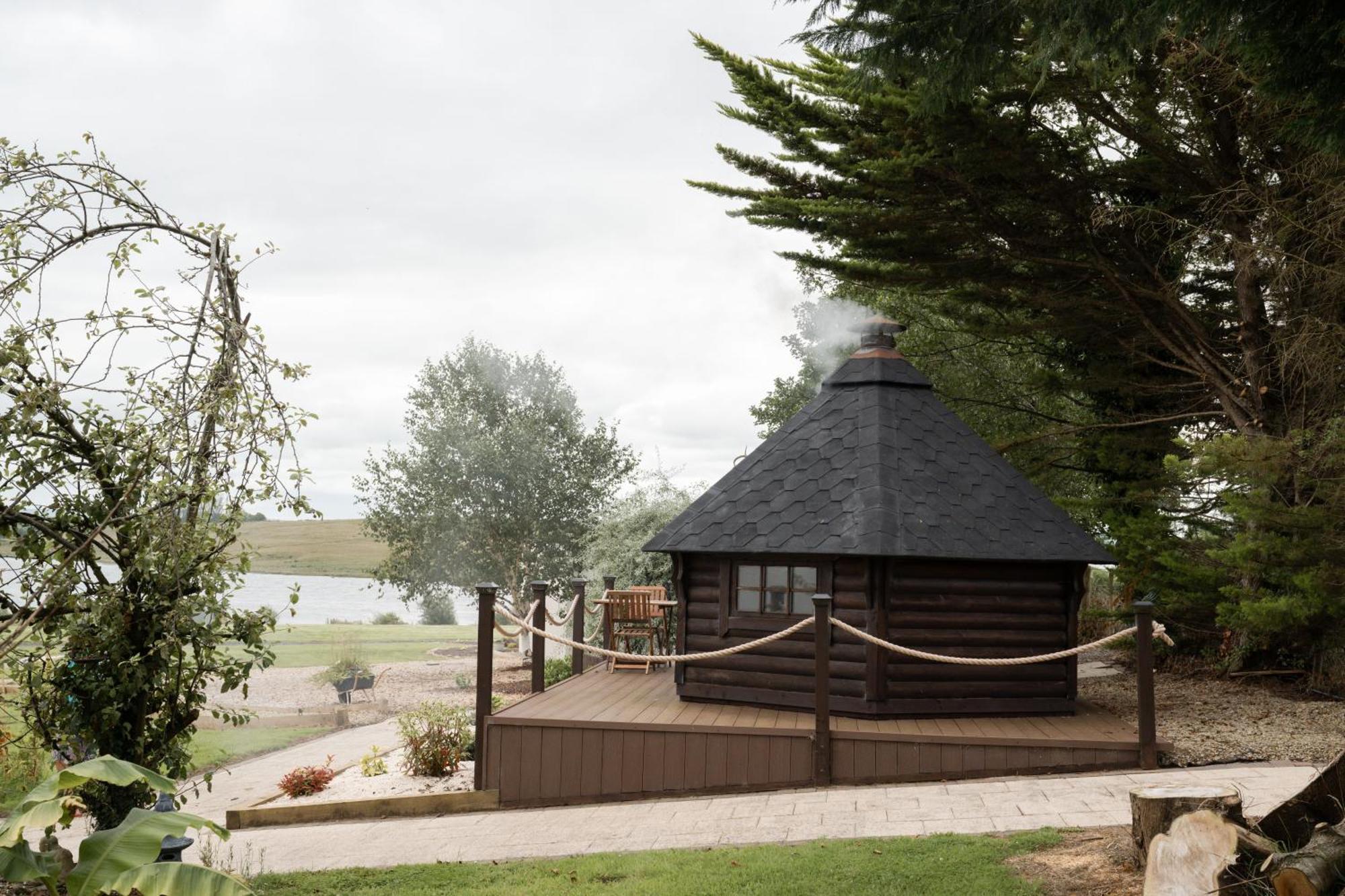 אניסקילן Lakescape - Waterfront Self- Catering Cabins מראה חיצוני תמונה